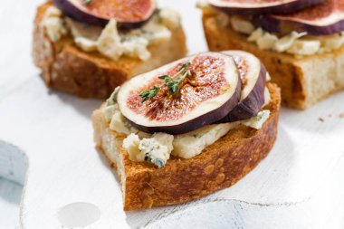 incir ve bir plaka üzerinde mavi peynirli tost