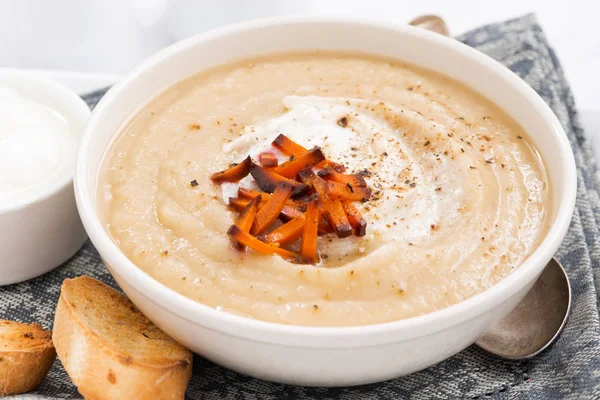 Würzige Gemüsesuppe mit Croutons, Nahaufnahme — Stockfoto