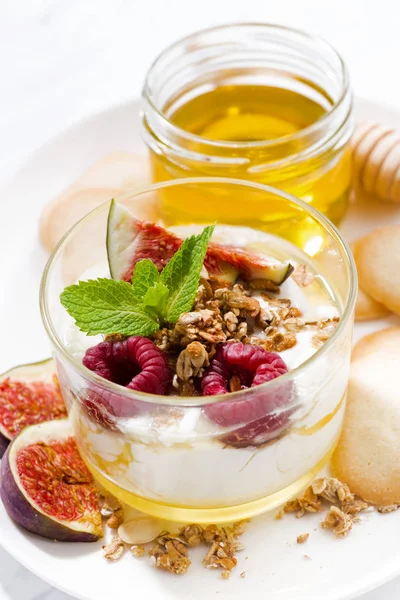 Söt yoghurt med honung och färska fikon, vertikala närbild — Stockfoto
