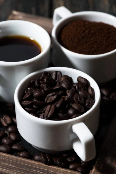 Tre typer av kaffe - marken, spannmål och dryck, vertikal — Stockfoto