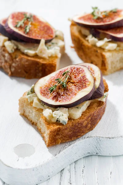 Toast with figs and blue cheese, closeup — Stock Photo, Image