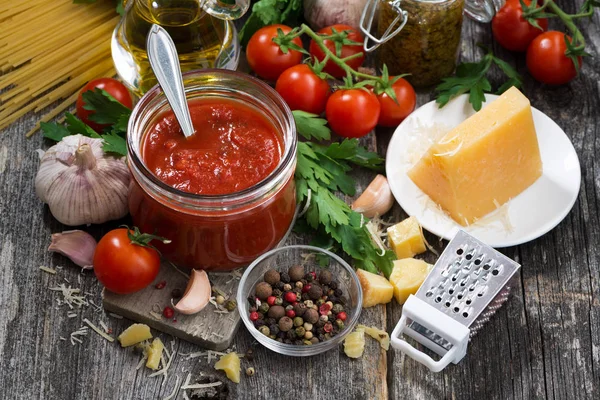 Salsa de tomate e ingredientes para pasta sobre un fondo de madera —  Fotos de Stock