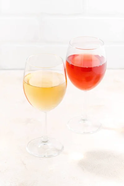 Два бокала вина на белом деревянном фоне, вертикальный — стоковое фото