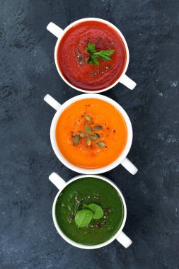 karışım-in karanlık bir arka plan üzerinde taze sebze çorbası