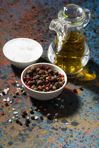 Pepř, mořská sůl a olivový olej — Stock fotografie