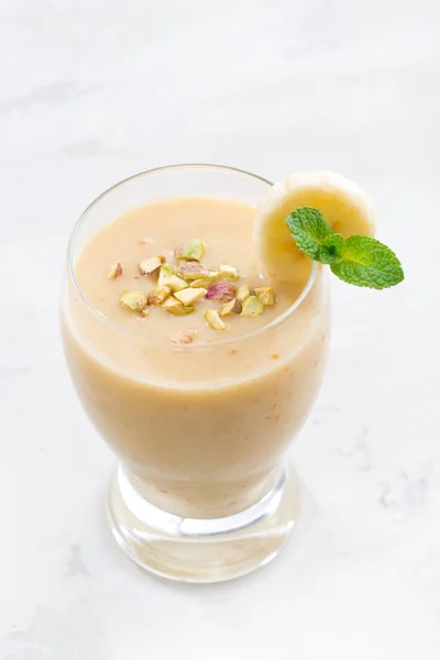 Banaan smoothie in een glas, bovenaanzicht — Stockfoto