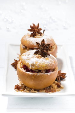 şenlikli pişmiş doldurulmuş elma beyaz tabakta, dikey