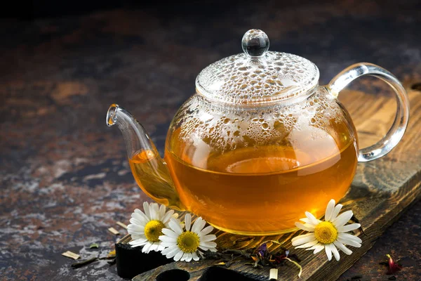 Ромашковый чай в стакане чайника — стоковое фото