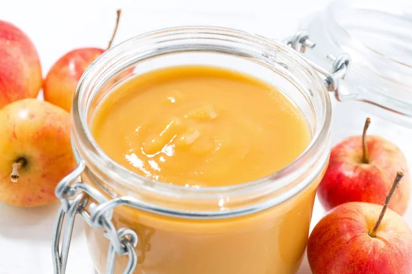 Свіжий яблучний соус у скляній банці, крупним планом — стокове фото