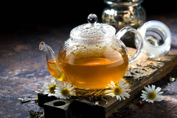 Ароматный ромашковый чай в стеклянном чайнике — стоковое фото