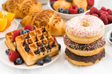 şekerlemeler ve taze çilek, closeup ürün yelpazesine