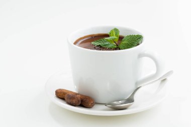 fincan sıcak nane beyaz masaya çikolata ile