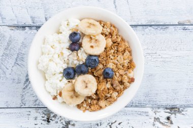 Sağlıklı lezzetli kahvaltı ile süzme peynir, müsli 