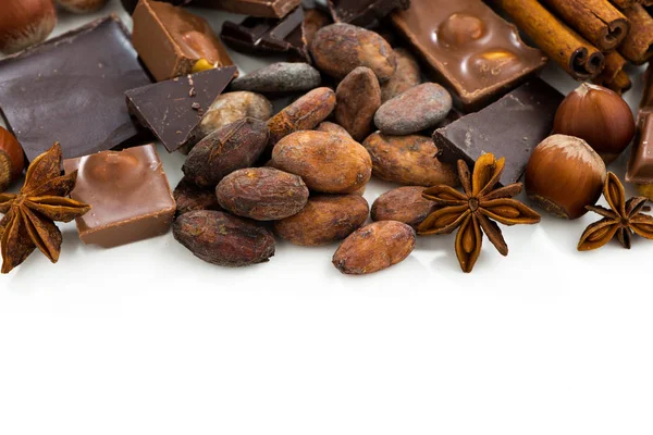 Fundo com grãos de cacau, vários chocolate e especiarias — Fotografia de Stock