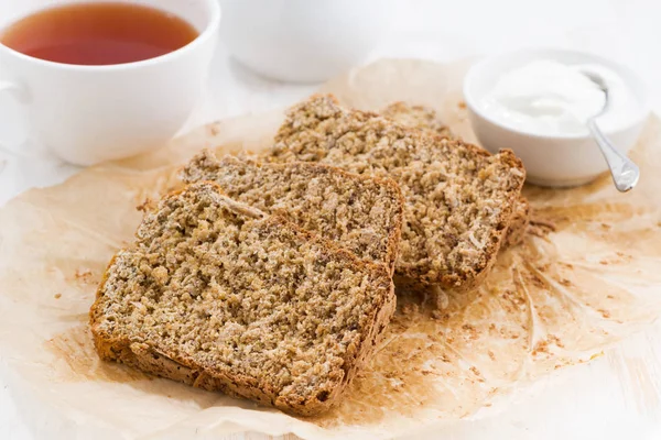 Banana bread and fresh tea for breakfast, closeup — Stock Photo, Image