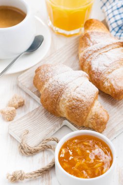 geleneksel kahvaltı ile taze kruvasanlar, dikey Üstten Görünüm