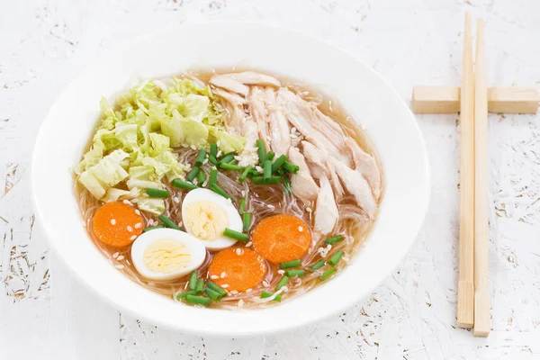 Soup with glass noodles, vegetables and chicken — Stock Photo, Image