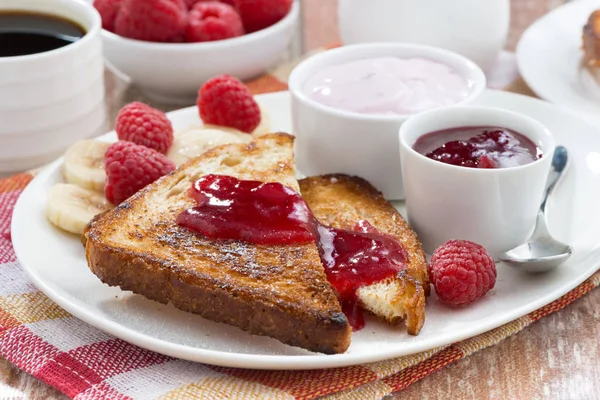 Süße Toasts mit frischen Himbeeren, Marmelade und Joghurt, Nahaufnahme — Stockfoto