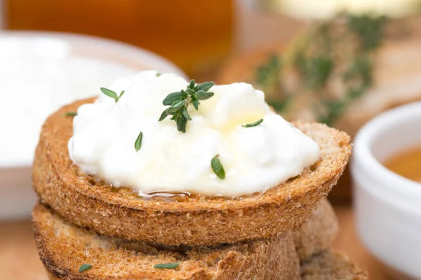 Toasts with goat cheese, honey and thyme, horizontal — Stock Photo, Image
