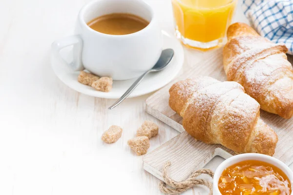 Traditional breakfast with fresh croissants — Stock Photo, Image