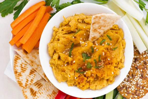 Hummus molho árabe tradicional com legumes frescos — Fotografia de Stock