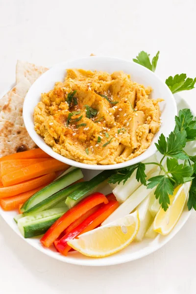 Sauce traditionnelle houmous aux légumes frais et pain pita — Photo