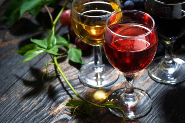 koyu ahşap arka plan, yatay ürün yelpazesine farklı şarap