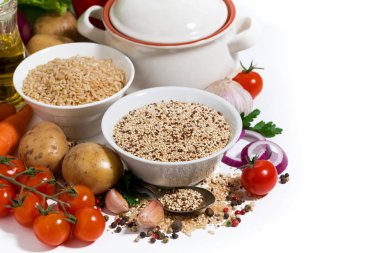 kahverengi pirinç ve quinoa ve beyaz arka plan üzerinde taze malzemeler