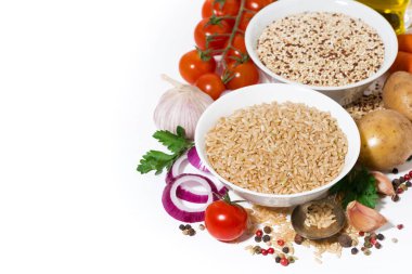 kahverengi pirinç ve quinoa çorba ve malzemelerin üzerine beyaz bir arka plan