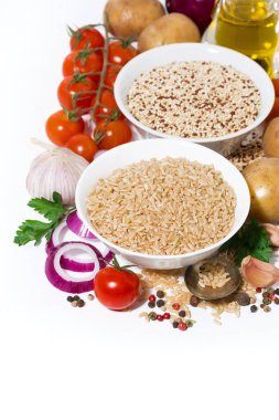kahverengi pirinç ve quinoa çorba ve malzemelerin üzerine beyaz bir arka plan