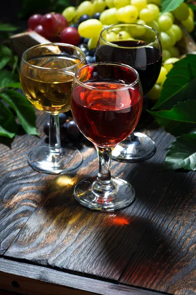 ahşap arka plan, dikey ürün yelpazesine farklı şarap