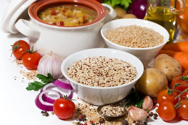 Bruine rijst en quinoa en verse ingrediënten voor soep, close-up — Stockfoto