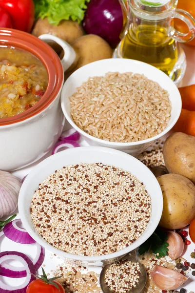 kahverengi pirinç ve quinoa ve taze malzemeler için çorba, üstten görünüm
