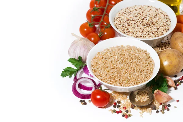 kahverengi pirinç ve quinoa çorba ve malzemelerin üzerine beyaz bir arka plan