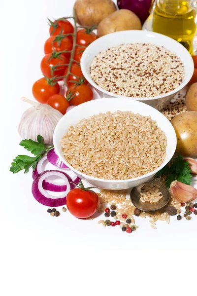 Hnědá rýže a quinoa polévka a ingredience na bílém pozadí — Stock fotografie