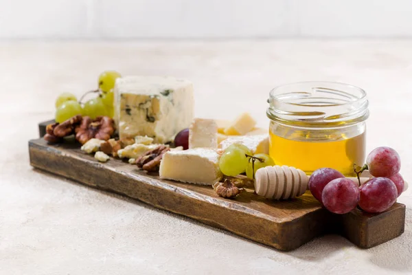 Peygamberli, üzüm ve beyaz zemin üzerine bal