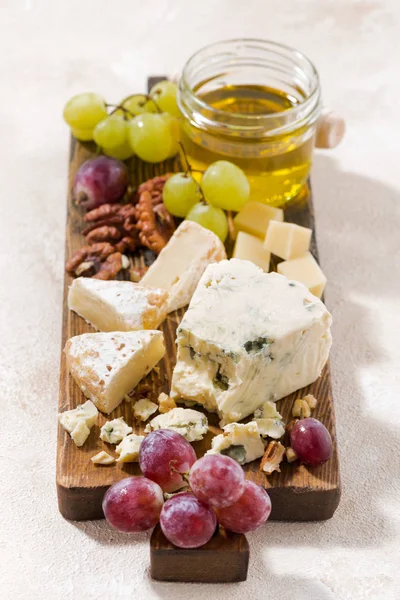 Składnika, winogron i miód na białym tle, pionowe — Zdjęcie stockowe