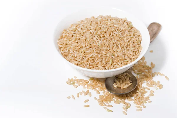 Arroz integral en un tazón sobre un fondo blanco — Foto de Stock