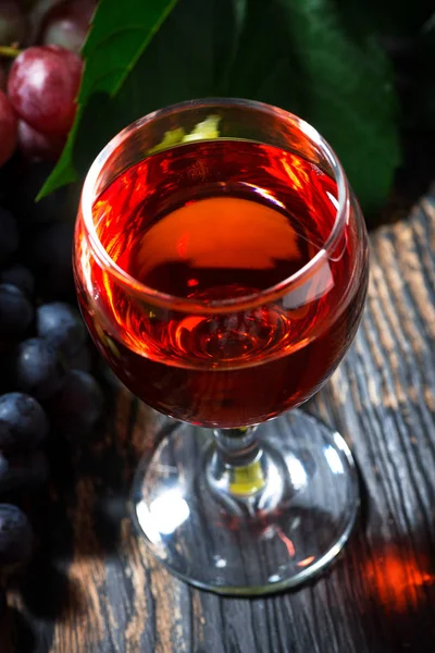 Glas Rotwein auf Holzgrund, Nahaufnahme — Stockfoto