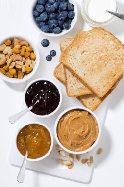 Fıstık ezmesi, reçel ve tost kahvaltıda, dikey Üstten Görünüm