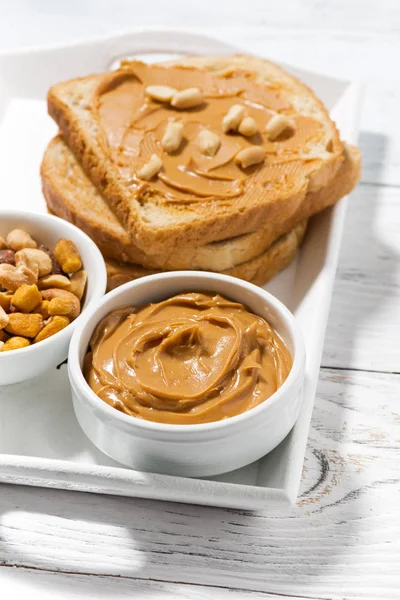 Arašídové máslo a tousty k snídani, vertikální — Stock fotografie