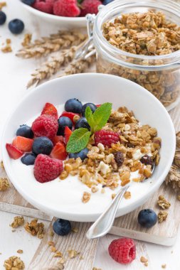 sağlıklı kahvaltı doğal yoğurt, müsli ve çilek ile