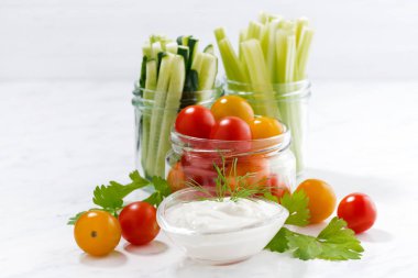 sağlıklı aperatifler, sebze ve yoğurt beyaz zemin üzerine karışık
