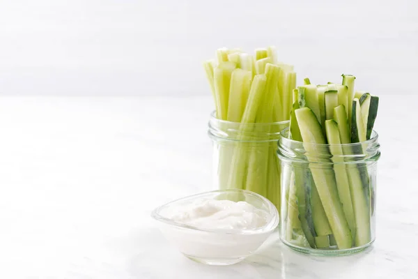 Snacks saudáveis, legumes verdes e iogurte — Fotografia de Stock