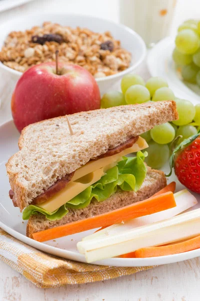 Petit déjeuner scolaire sain avec fruits et légumes, vertical — Photo