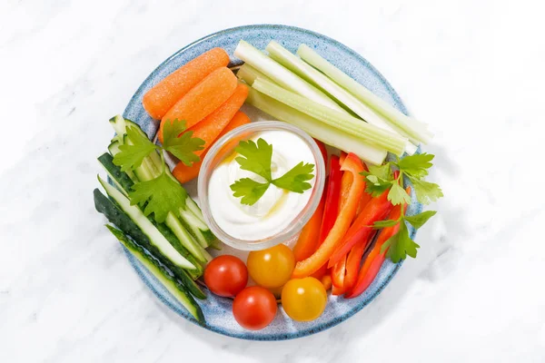 Healthy snacks, mixed fresh vegetables and yogurt on a plate — Stock Photo, Image