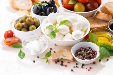 Mozzarella peyniri, yatay salatası için taze malzemeler