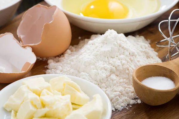 Fresh ingredients for baking on a wooden board, selective focus — Stock Photo, Image