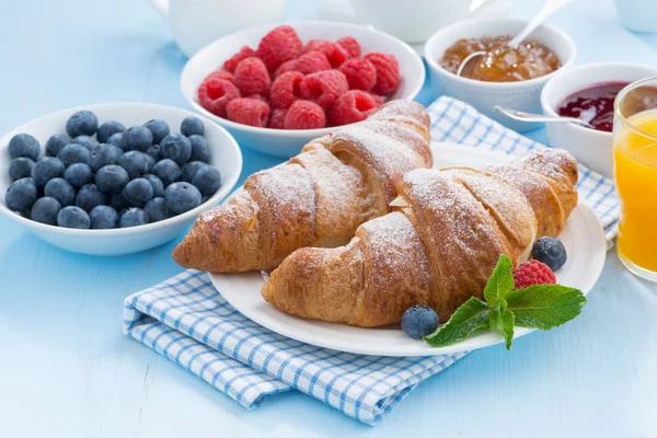 Breakfast with croissants, fresh berries and orange juice — Stock Photo, Image