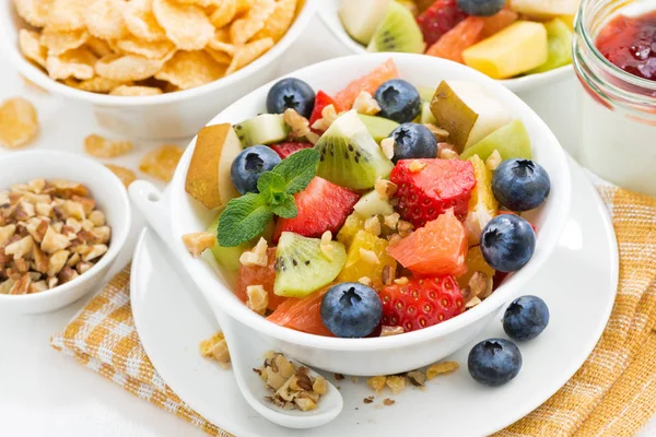 Snídaně s ovocným salátem a Kukuřičné vločky na bílém stole — Stock fotografie